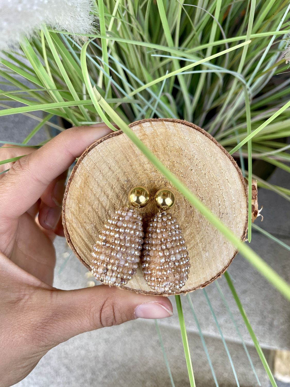 OORBELLEN - GOUD met BEIGE KRALEN DRUPPEL