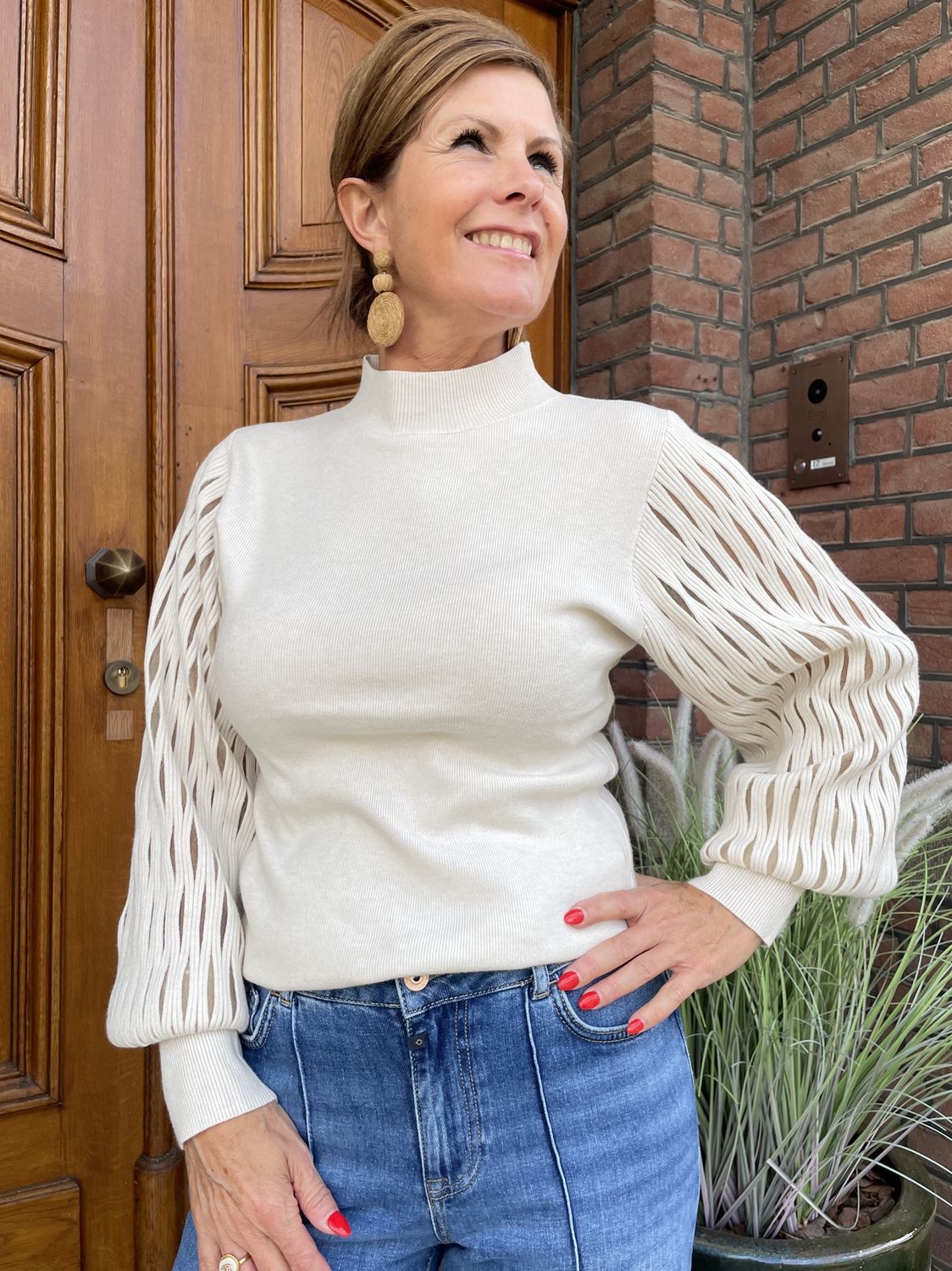 SWEATER CREME met OPENGEWERKTE MOUW - Roelie