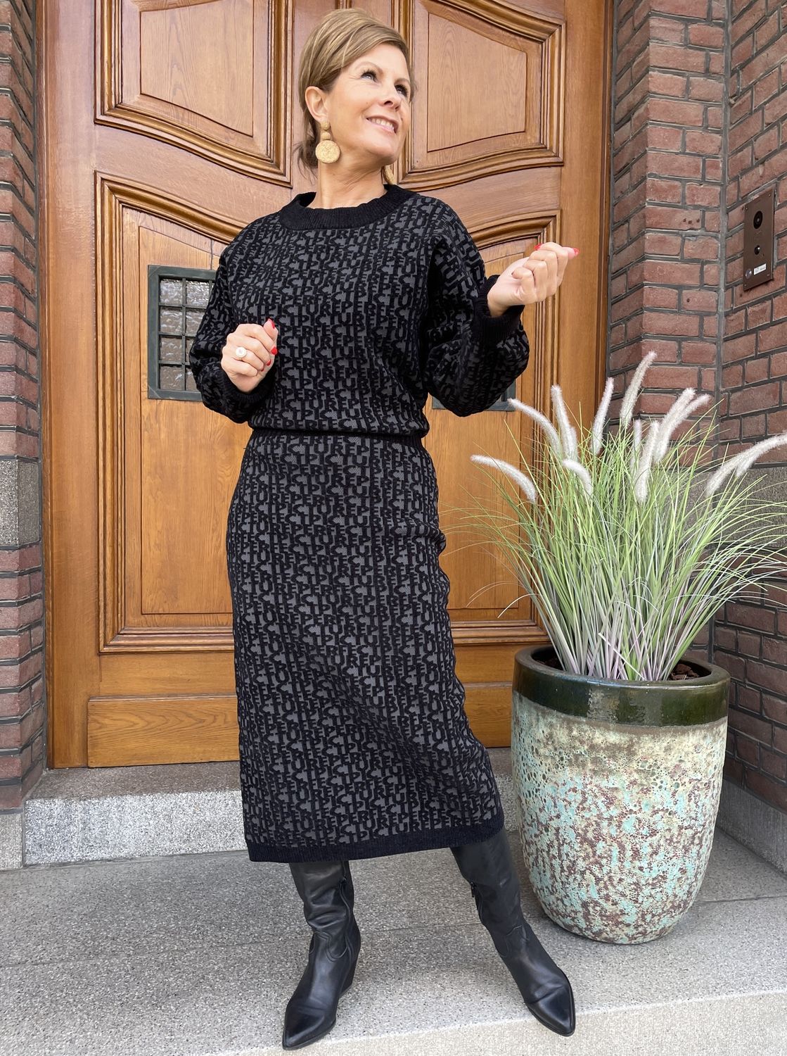 B835 Black - Jurk met Tekst