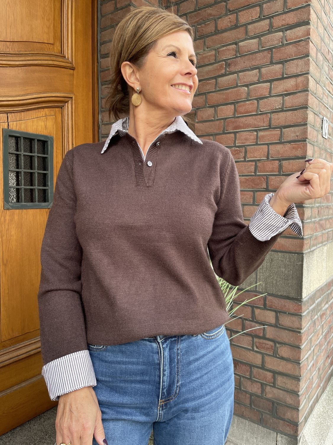 SWEATER CHOCO met GESTREEPT KRAAGJE