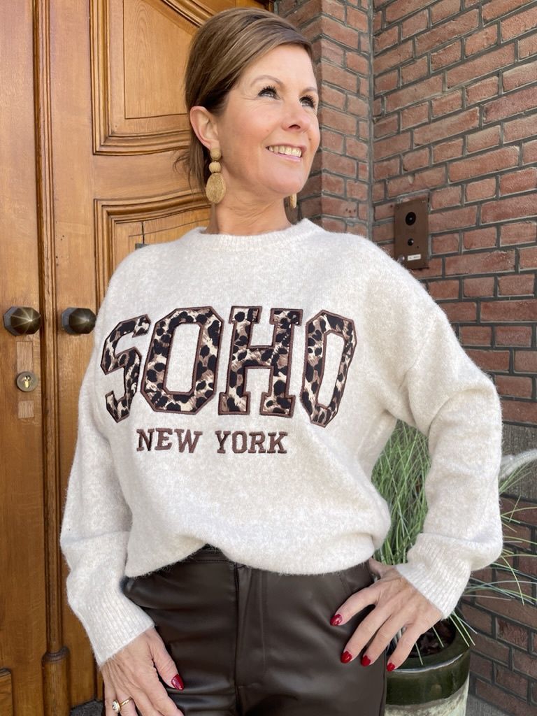 SOHO PULL - met LEOPARD LETTERS - Beige