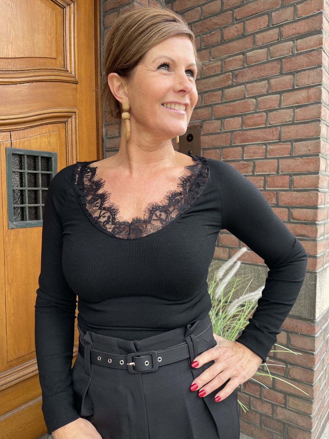 V HALS TOP ZWART - met KANT RANDJE - 20570