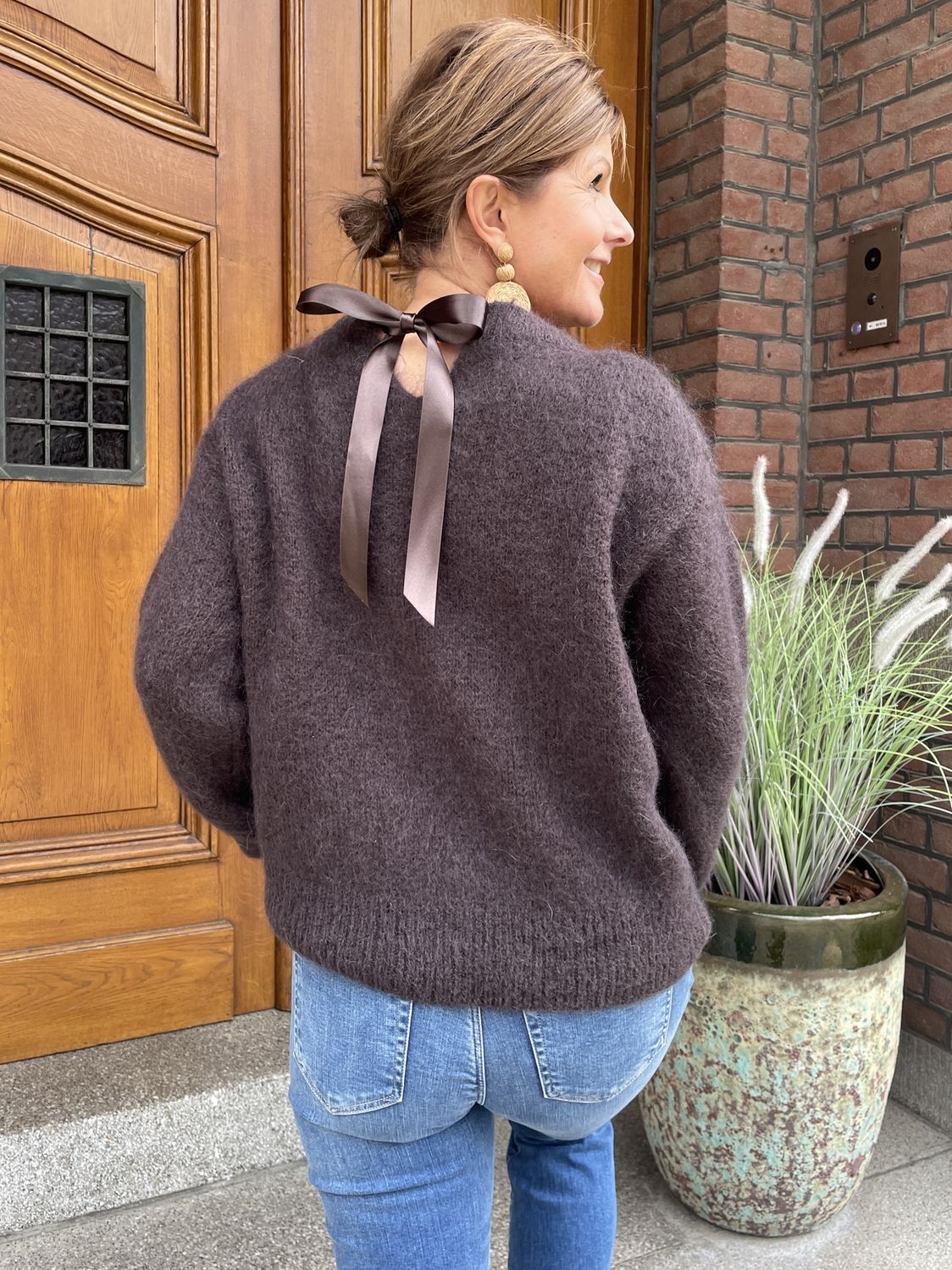 SWEATER CHOCO - met STRIK in RUG