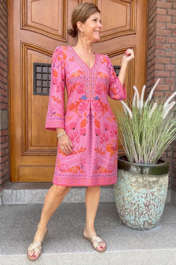 C415 P130 - VHals Jurk met Design