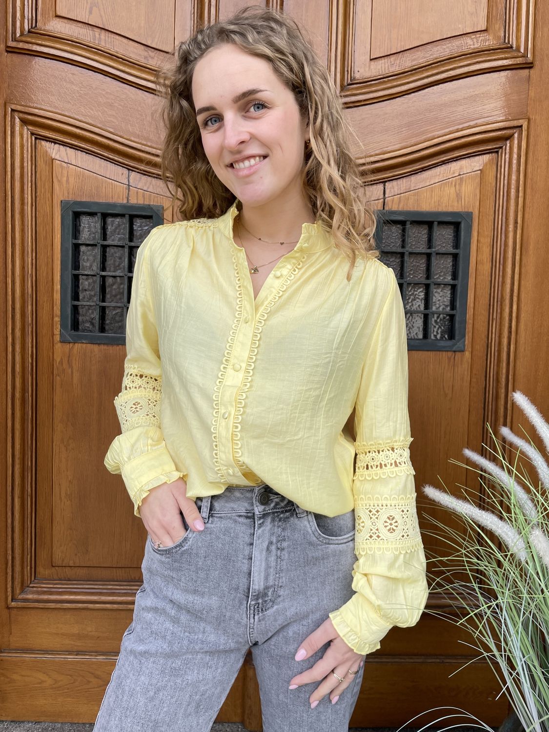 GELE OPENGEWERKTE BLOUSE - Sunny