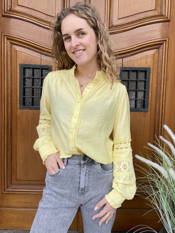 GELE OPENGEWERKTE BLOUSE - Sunny