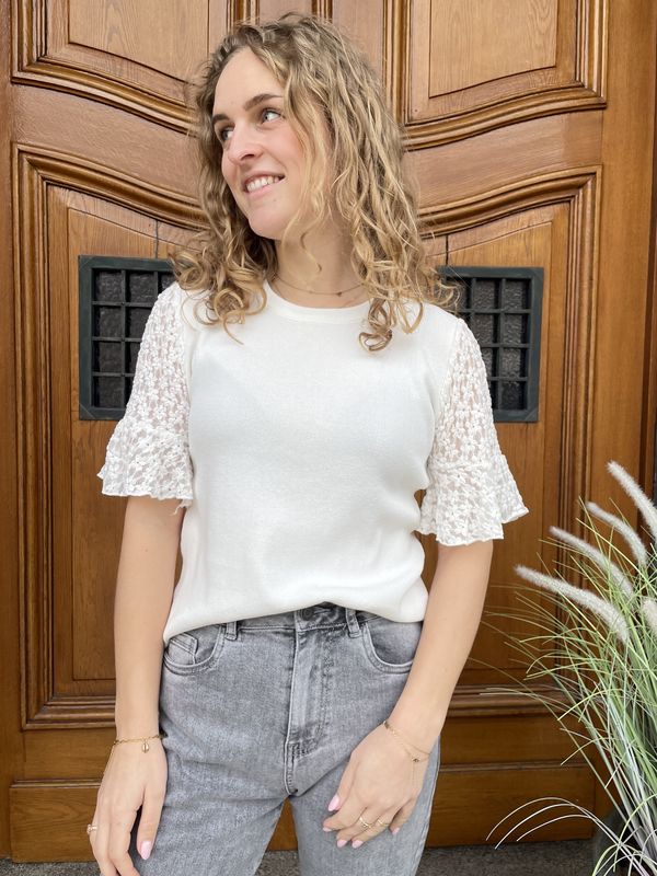 WITTE TOP met KANTEN MOUW - 7249
