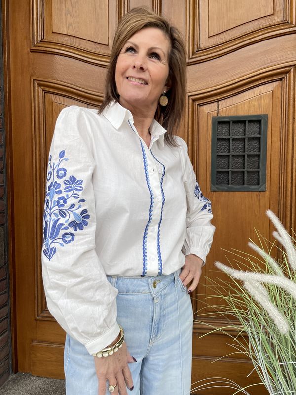 Witte blouse met Blauwe Borduursels 2221