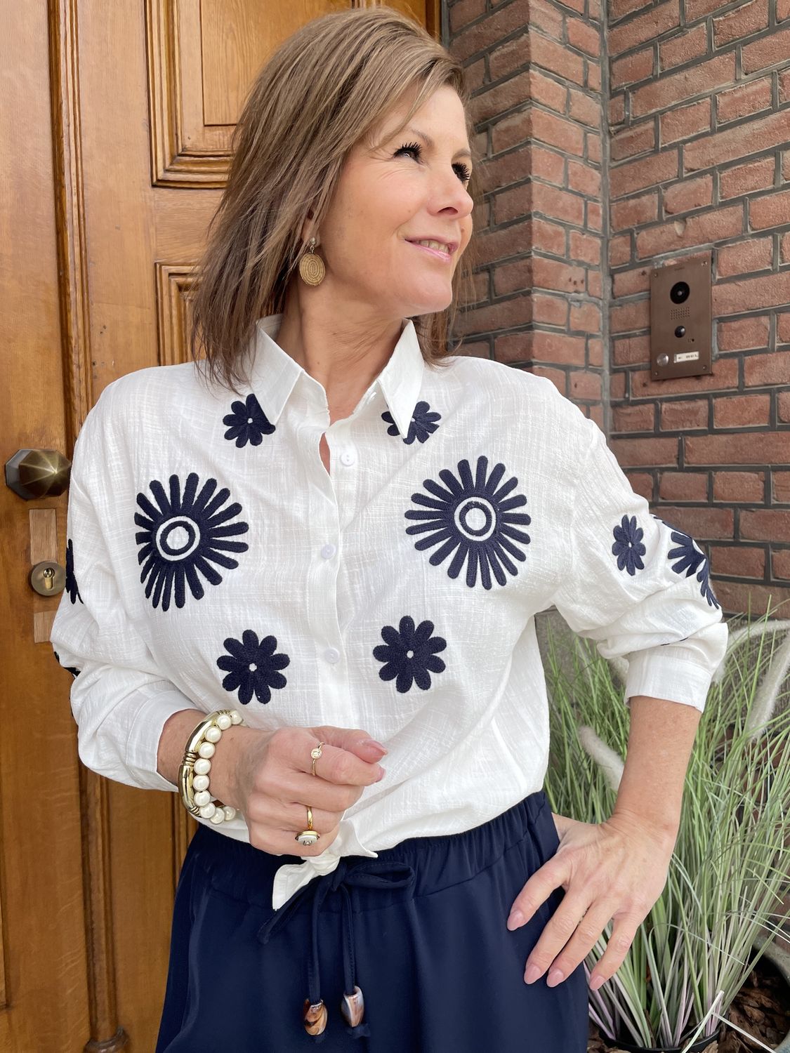 Blouse 1869 - met donkerblauwe bloemen