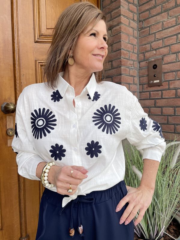 Blouse 1869 - met donkerblauwe bloemen