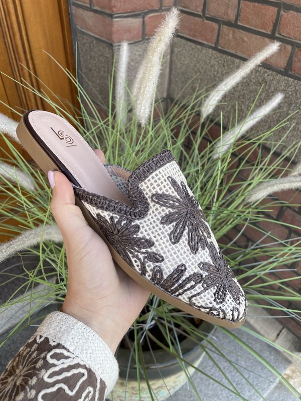 LOAFER - Taupe met choco borduursels