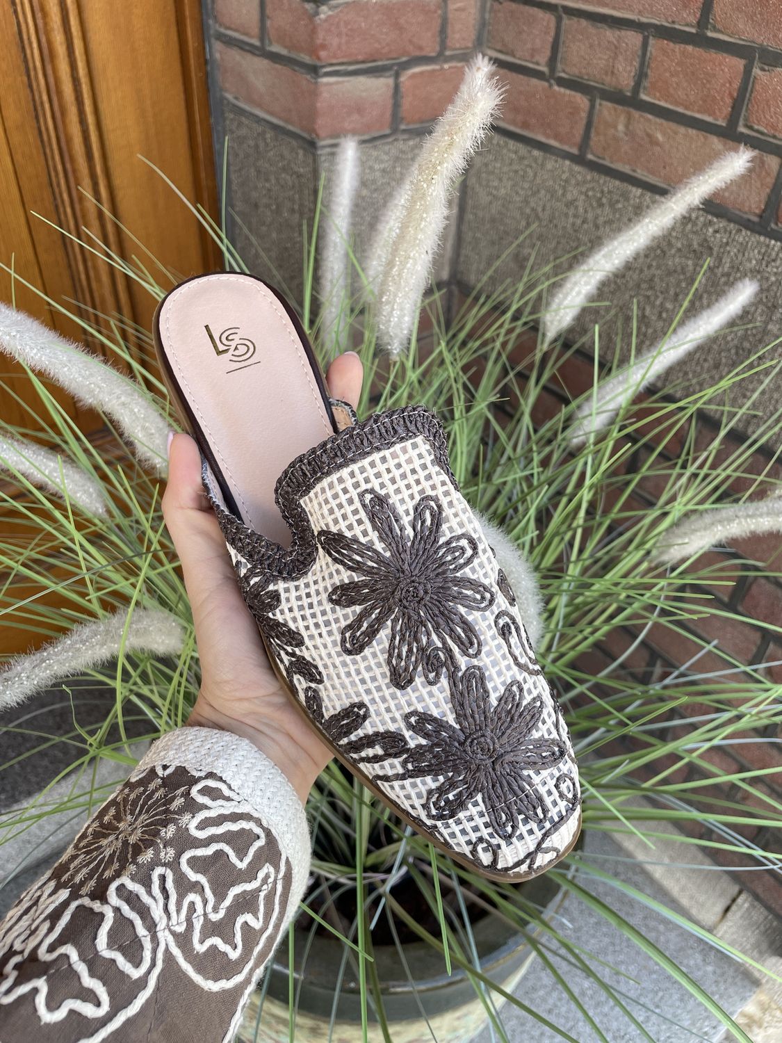 LOAFER - Taupe met choco borduursels