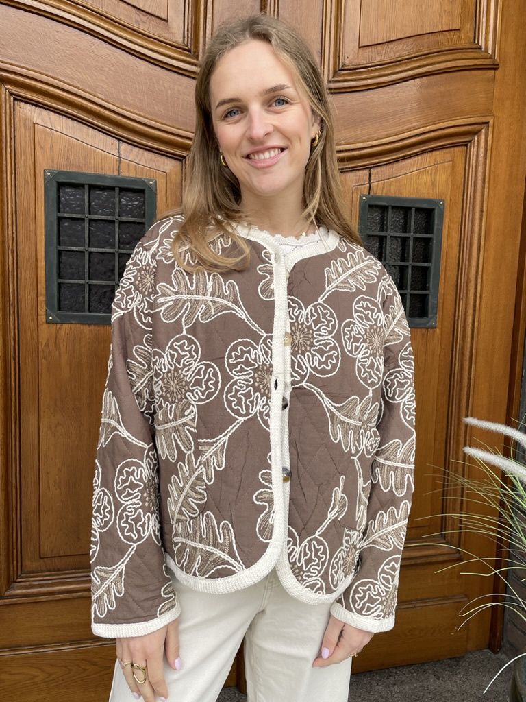 Bruine Jack met borduursels