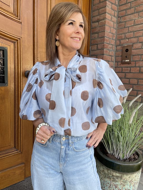 BLOUSE STRIK POLKADOT LICHTBLAUW