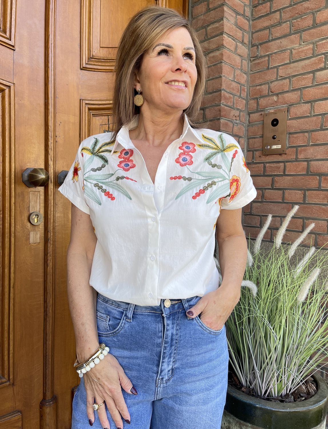 BLOUSE met Borduursels en KORTE MOUW