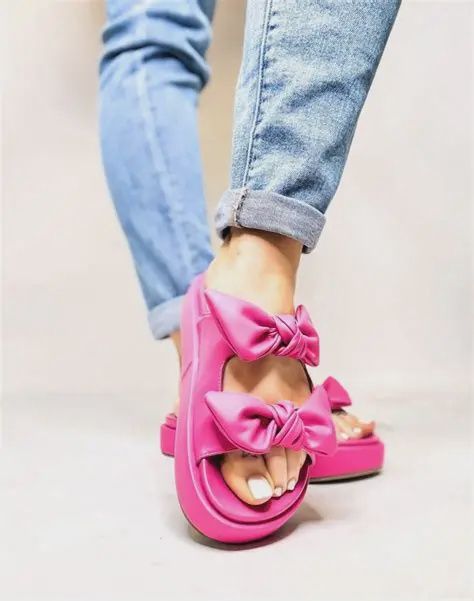 Lil bit knotty slip on