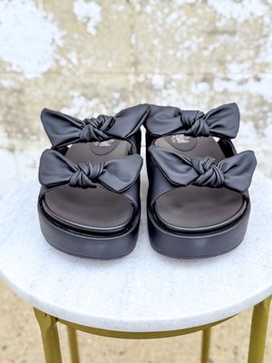 Lil bit knotty slip on