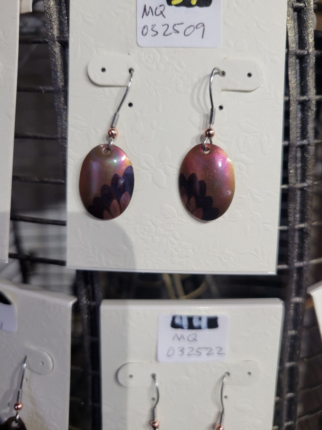 3/4&quot; domed oval earring &quot;feather pattern&quot;
