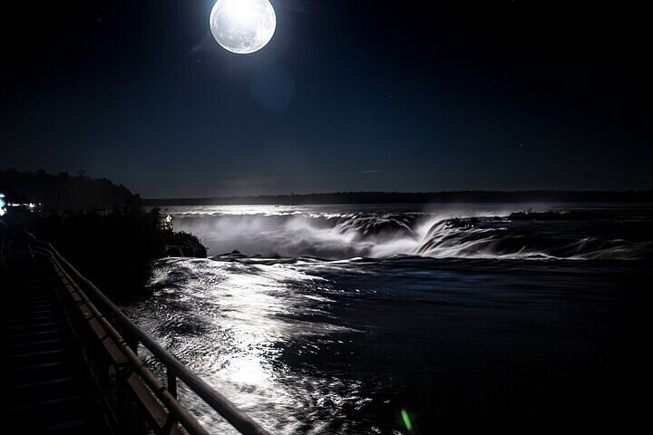 Les chutes d&#39;Iguazu sous un ciel de pleine lune
