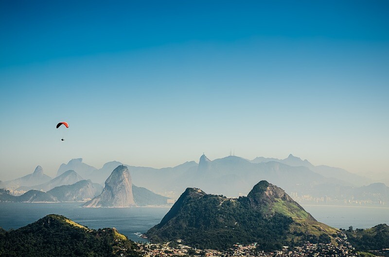 Maak je klaar om een spectaculaire vlucht te nemen over Rio en je mee te laten nemen door de wind