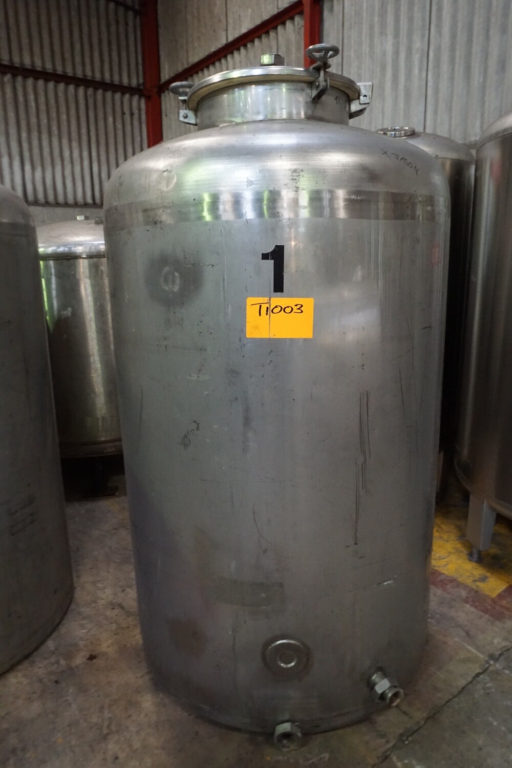 ​USED Tank - Stainless Steel - Vertical - 900 Litres