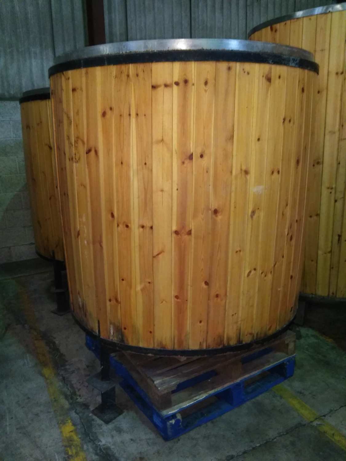 Wood Clad Tank - 10 UK Barrels