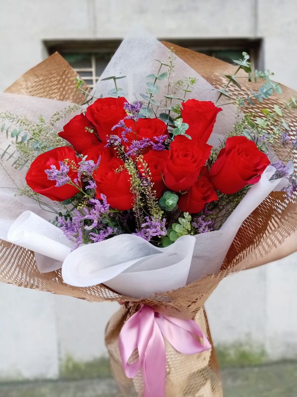 Ramo de docena de rosas