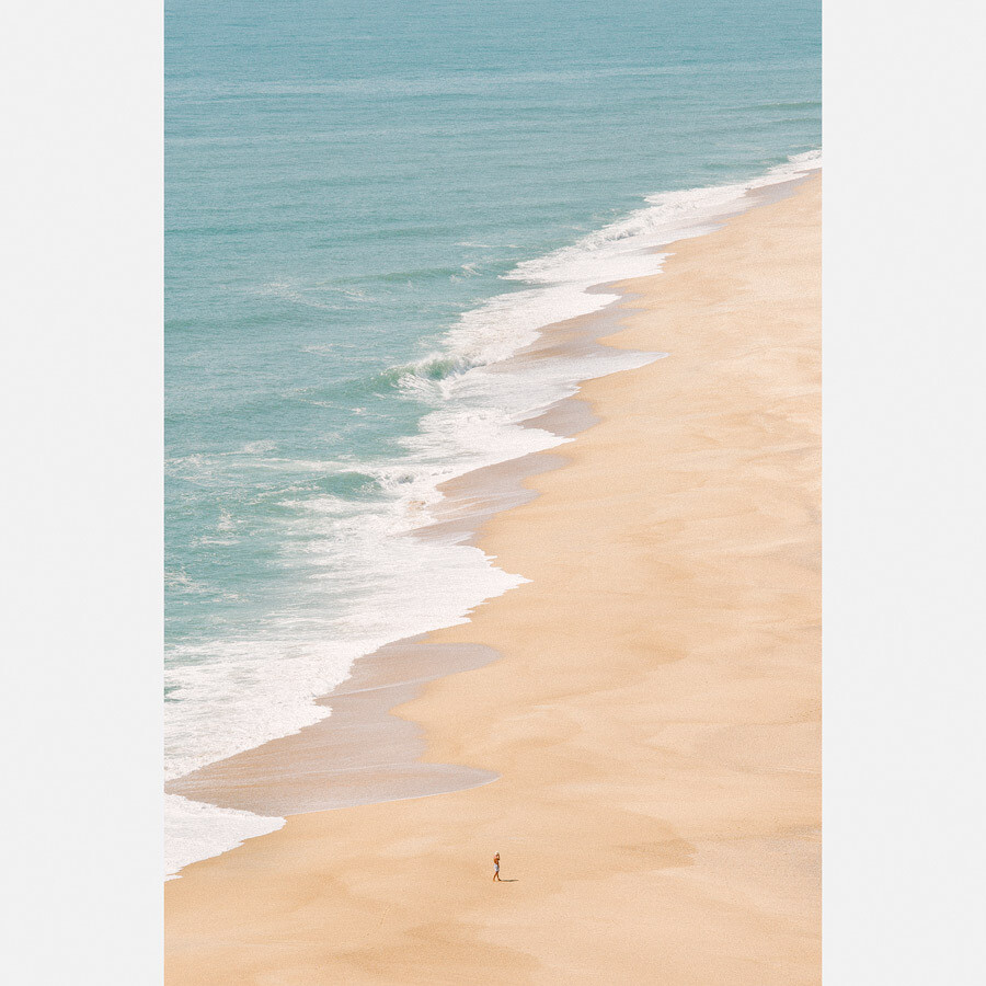 Seul sur la plage - Nazaré - Portugal