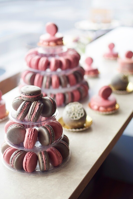Pyramide of 28 macarons