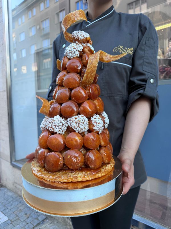 Croquembouche