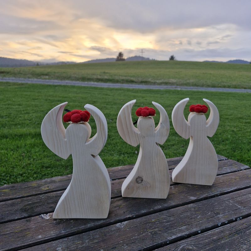 Engel aus Holz mit Bollenhut