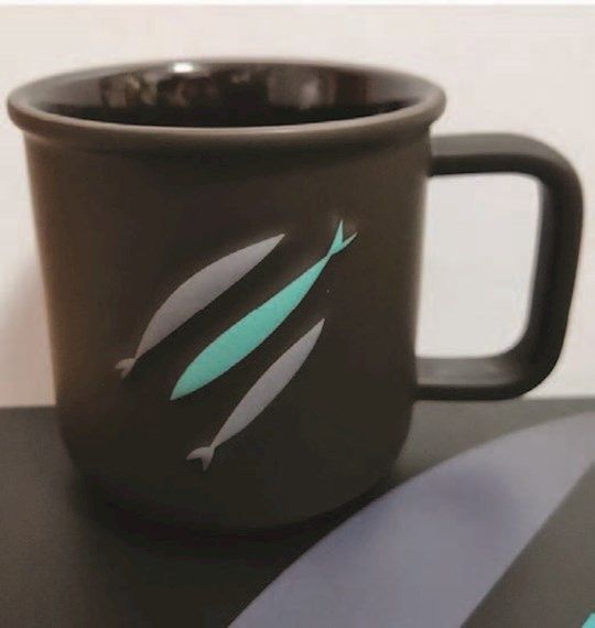 MUG- CHOSEN- THREE FISH, BLACK, RUBBER