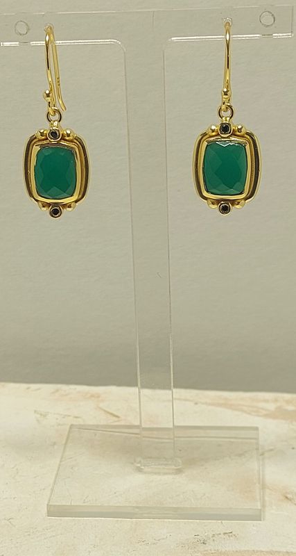 Edle Jadeohrringe in freundlichem satten Grün .Die Ohrgehänge haben eine Länge von insgesamt 3,5 cm. Sie wurden in Sterlingsilber gearbeitet und vergoldet. Edle Jadeohrringe in freundlichem satten Grün .Die Ohrgehänge haben eine Länge von insgesamt 3,5 cm. Sie wurden in Sterlingsilber gearbeitet und vergoldet.