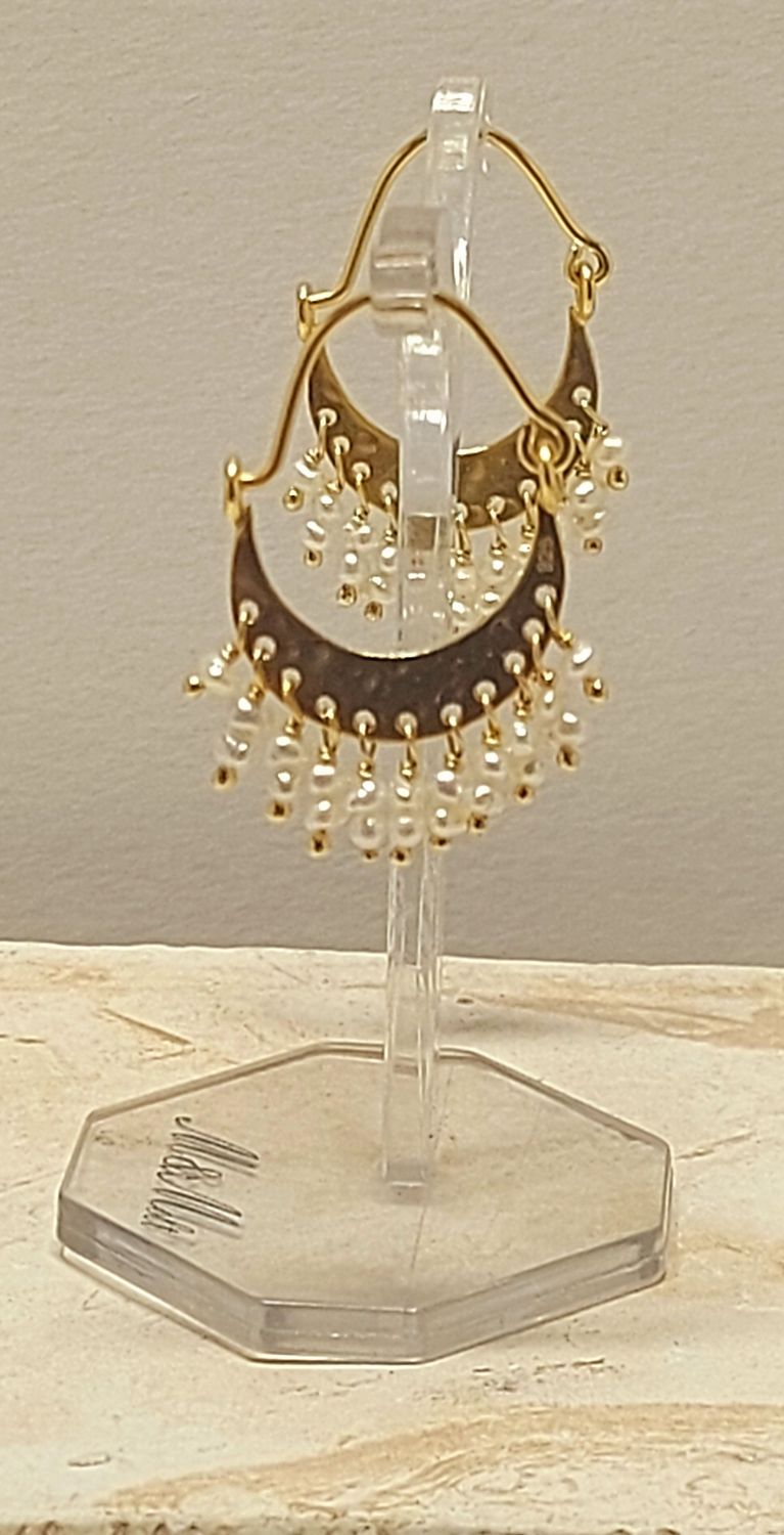Zarte Halbmondohrringe mit winzigen Babyperlen mit einer Länge von 3,5 cm in Sterlingsilber vergoldet