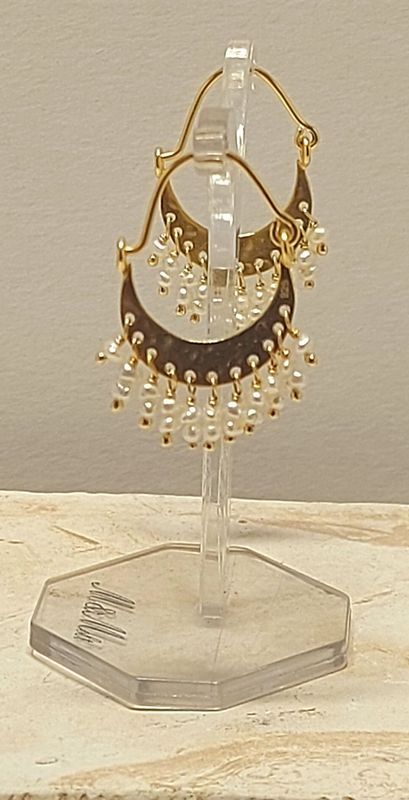 Zarte Halbmondohrringe mit winzigen Babyperlen mit einer Länge von 3,5 cm in Sterlingsilber vergoldet