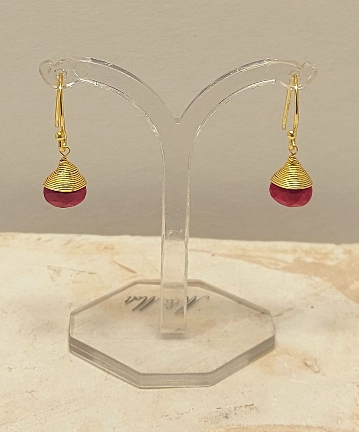 Feine echte Rubintropfen, umhüllt von vergoldetem Sterlingsilber und einer Länge von 2,8cm