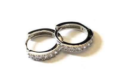 Orecchini cerchio 15 mm acciaio zirconi chiusura scattino Orecchini cerchio 15 mm acciaio zirconi chiusura scattino