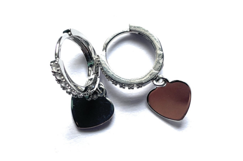 Orecchini cerchio 15 mm acciaio zirconi chiusura scattino cuore pendente