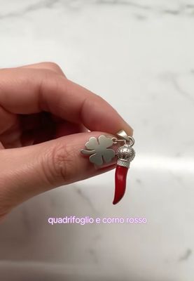 Ciondolo Corno rosso quadrifoglio acciaio confezione regalo inclusa
