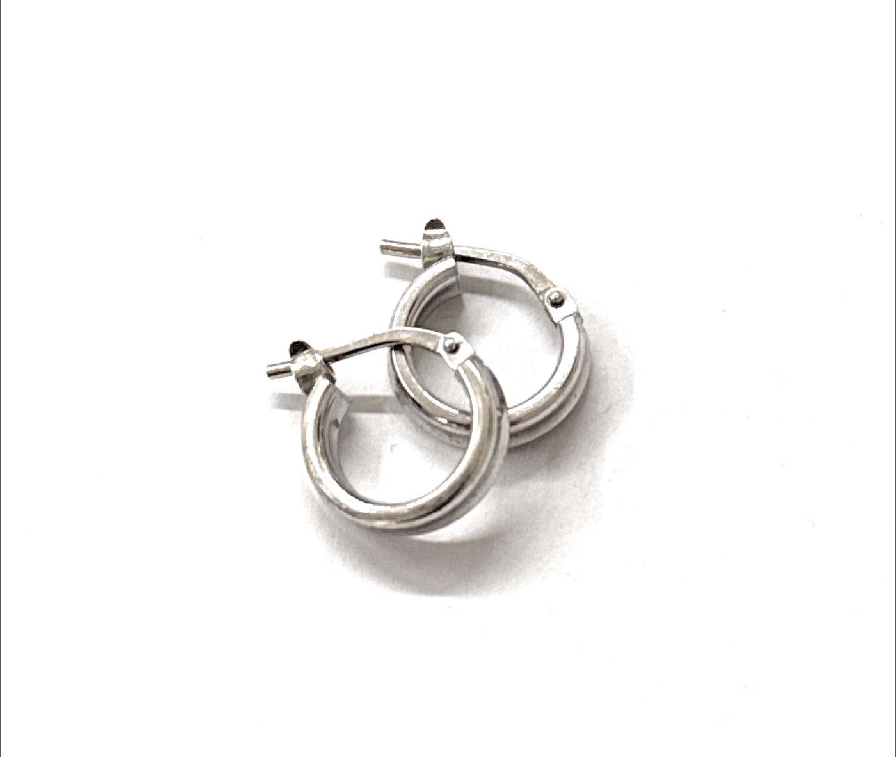 Orecchini 1 cm argento 925 bianchi con chiusura a scattino