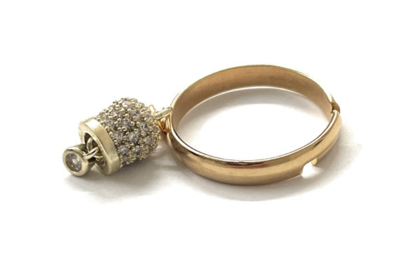 Anello acciaio dorato campanella pendente zirconi misura regolabile