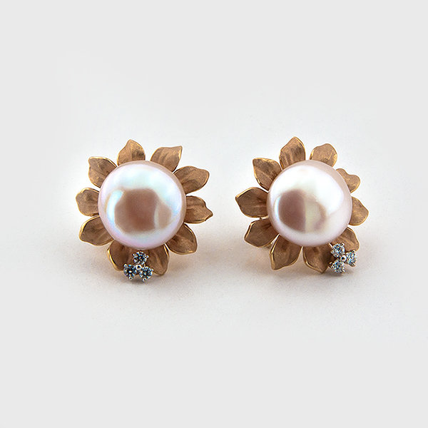 Pearl and diamond earrings in 18k yellow gold
