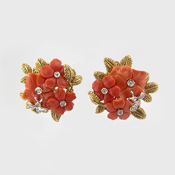 Floral design earrings in 18k yellow gold