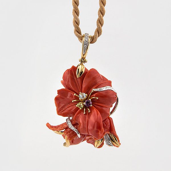 Original Floral Design Coral Pendant in 18k yellow gold