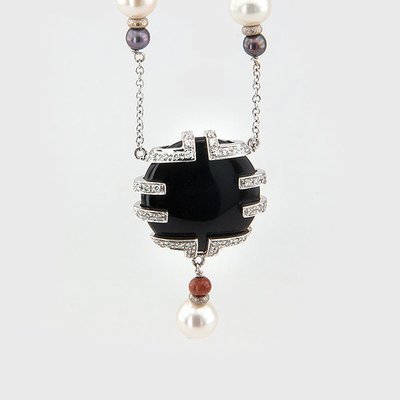 Original onyx pendant in 18k white gold