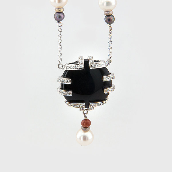 Original onyx pendant in 18k white gold