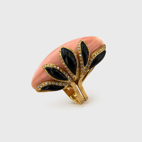 Coral and diamond ring in yellow 18k gold