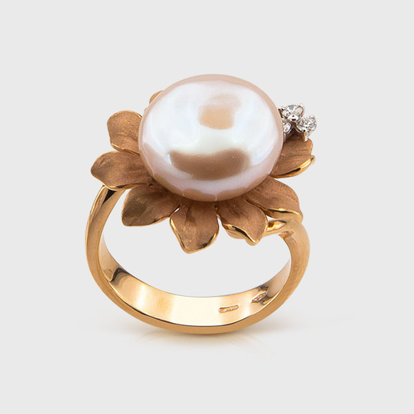 Pearl and diamond ring in 18k Yellow Gold