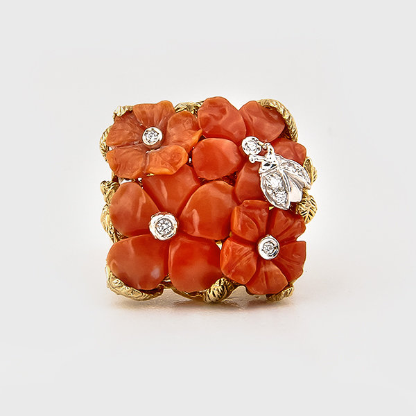 Floral design coral ring in 18k yellow gold