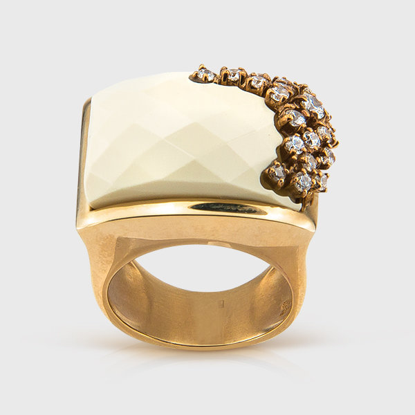 White onyx ring in 14k yellow gold